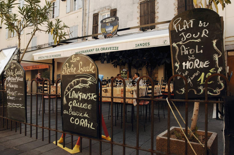 无人,栏杆,横图,室外,白天,城市,建筑,法国,欧洲,文字,树,摄影,英文字母,徽章,普罗旺斯,地中海文化,法国文化,彩图,餐馆,安提布