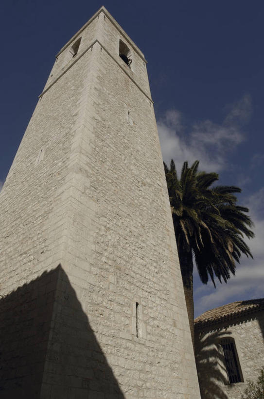 无人,竖图,室外,白天,仰视,建筑,棕榈树,法国,欧洲,阴影,云,塔,历史,天空,摄影,普罗旺斯,地中海文化,彩图,低角度拍摄,地牢,过去