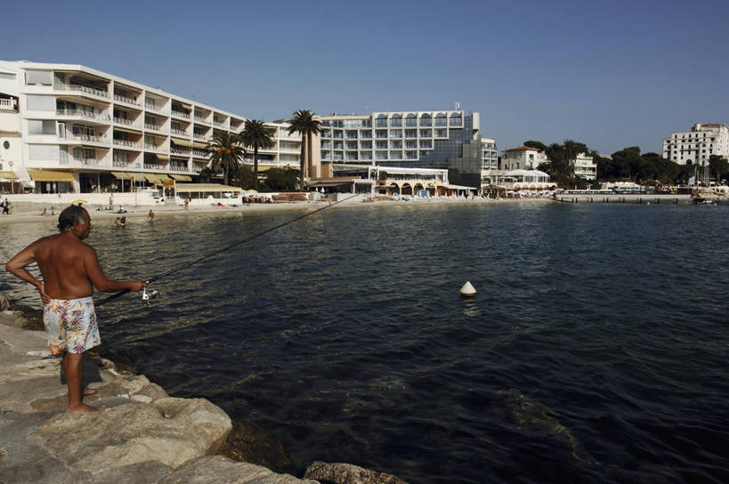 一个人,站,横图,室外,度假,海洋,建筑,法国,欧洲,朦胧,模糊,背面,天空,自然,放松,摄影,专心,享乐,普罗旺斯,地中海文化,滨海阿尔卑斯,万里无云,钓竿,休闲活动,彩图,钓鱼,海港,安提布