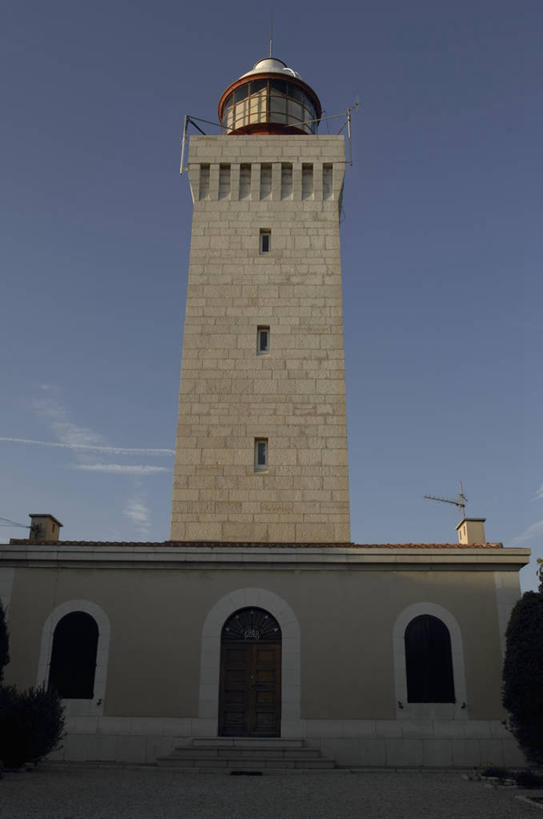 无人,竖图,室外,仰视,道路,建筑,法国,欧洲,信息,云,灯塔,交通,方向,天空,摄影,引导,指导,指引,保护,普罗旺斯,地中海文化,滨海阿尔卑斯,航标,彩图,低角度拍摄,安提布,导航