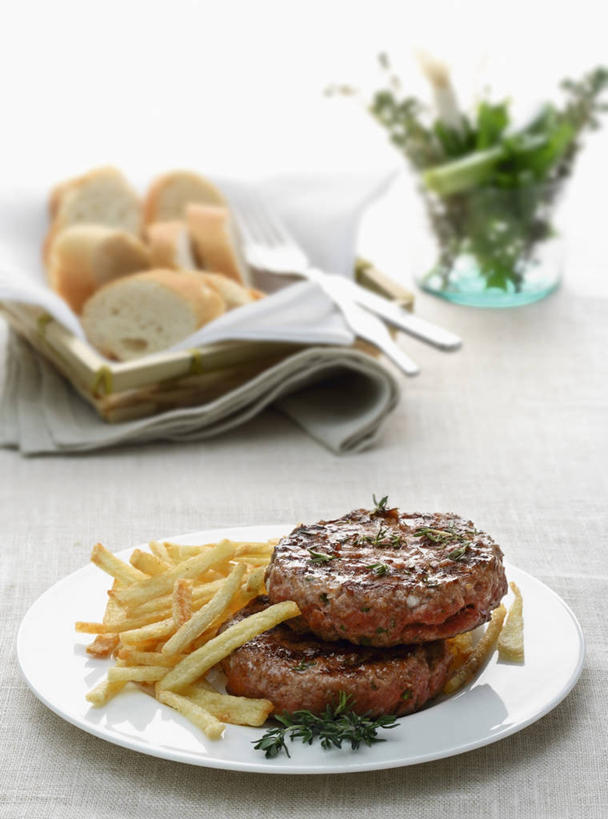 点心,无人,竖图,室内,特写,白色背景,蔬菜,土豆,静物,花瓶,新鲜,食品,甜点,甜品,炸薯条,饮食,食物,糕点,盘子,餐巾,甜食,摄影,有机食品,绿色食品,草本,馍馍蛋,洋芋,山药蛋,马铃薯,彩图,影棚拍摄,牛肉汉堡