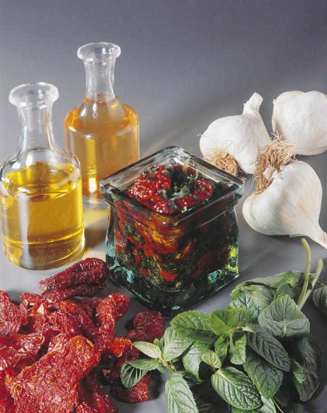 无人,竖图,室内,特写,烹饪,西红柿,静物,叶子,食用油,料理,食品,薄荷叶,菜肴,美食,饮食,食物,瓶子,摄影,佳肴,泡椒,酸黄瓜,广口瓶,大蒜,彩图,传统文化,成分
