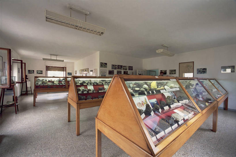 无人,博物馆,横图,室内,室外,白天,天花板,建筑,意大利,欧洲,历史,摄影,地中海文化,记忆,意大利文化,托斯卡纳区,厄尔巴岛,荧光灯,陈列柜,彩图,过去