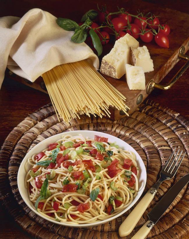 奶酪,无人,竖图,俯视,室内,特写,西红柿,叶子,欧洲,叉,食品,茎,案板,饮食,盘子,餐巾,摄影,地中海文化,餐刀,健康食物,意大利细面条,彩图,高角度拍摄