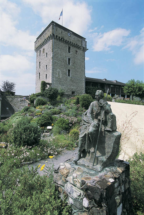 无人,竖图,室外,白天,仰视,草坪,植物,建筑,旗帜,雕塑,法国,欧洲,雕像,城堡,云,塔,历史,摄影,国家公园,地中海文化,卢尔德,彩图,低角度拍摄,过去