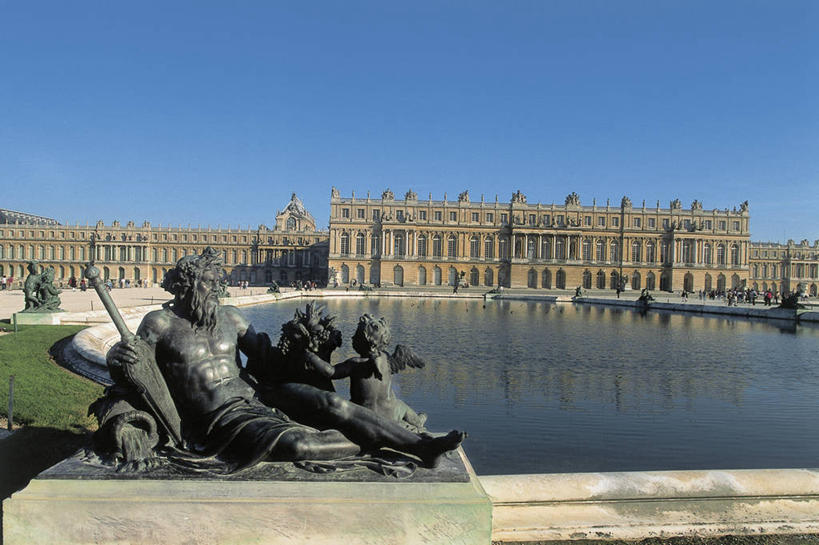 无人,体育馆,游泳池,宫殿,横图,室外,白天,水,雕塑,法国,欧洲,反射,标志,雕像,符号,城堡,庭院,水池,水面,宏伟,历史,标识,泳池,蓝色,地标建筑,摄影,游泳馆,地中海文化,法国文化,皇室,万里无云,凡尔赛,性别符号,法兰西岛大区,彩图,男性符号,传统文化,过去