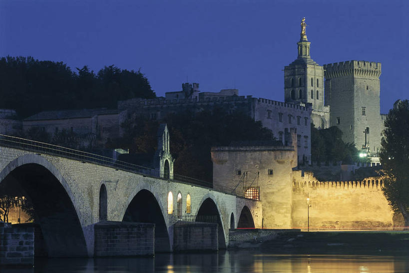 无人,宫殿,横图,室外,夜晚,河流,城市,建筑,法国,欧洲,反射,城镇,拱门,联系,历史,拱桥,树,蓝色,地标建筑,摄影,宗教,照亮,基督教,普罗旺斯,地中海文化,法国文化,万里无云,教皇宫,亚维尼翁,彩图,断桥,罗讷河,过去