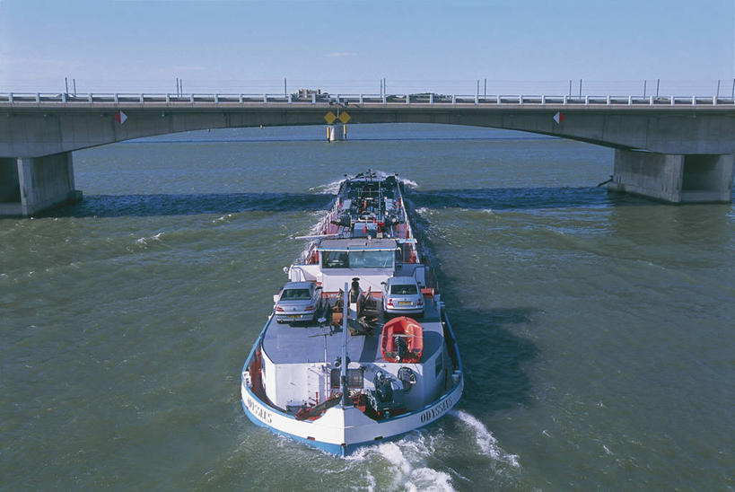 无人,横图,俯视,室外,白天,河流,船,法国,欧洲,阴影,漂浮,桥,工业,运输,摄影,地中海文化,万里无云,彩图,高角度拍摄,罗讷河,驳船