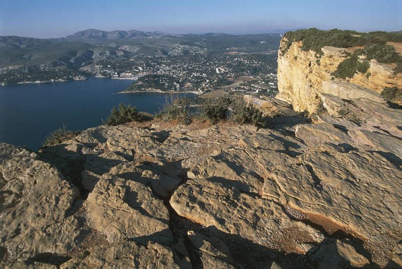 无人,横图,俯视,室外,白天,旅游,度假,海洋,美景,山,植物,法国,欧洲,景观,悬崖,娱乐,风景,天空,自然,享受,休闲,景色,放松,摄影,地中海,普罗旺斯,岩层,地中海文化,自然风光,卡西斯,自然地理,海滩,岩石,彩图,高角度拍摄