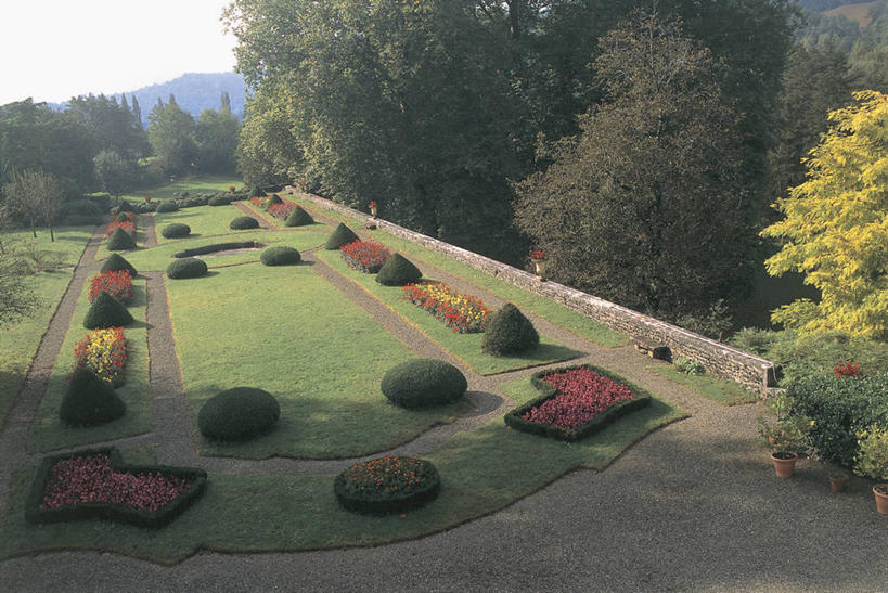 无人,横图,俯视,室外,白天,建筑,法国,欧洲,阴影,城堡,地形,历史,草,树,天空,自然,摄影,园林,西欧,地中海文化,法兰西,法兰西共和国,阿基坦,法兰西第五共和国,亚魁当,阿基坦大区,彩图,高角度拍摄,比利牛斯.大西洋省,过去,景观设计