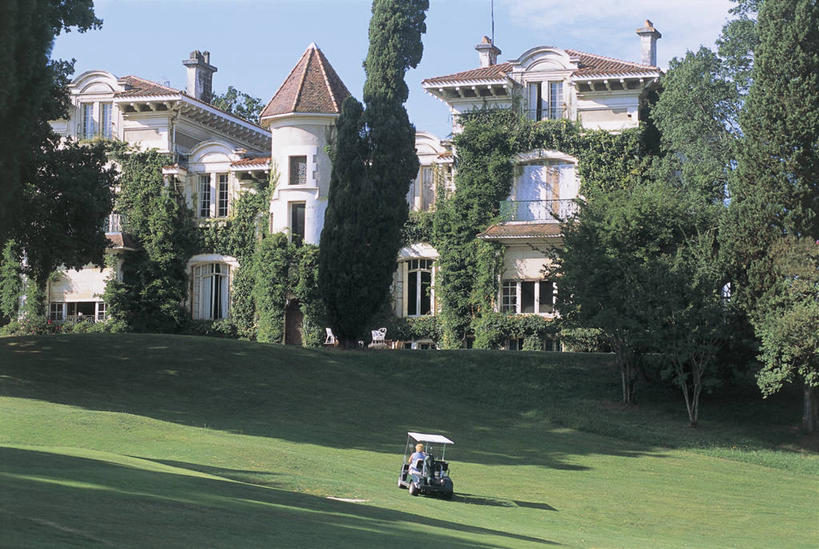 无人,横图,室外,白天,运动,建筑,法国,欧洲,阴影,城堡,历史,高尔夫球场,草,树,天空,运输,摄影,西欧,地中海文化,法兰西,高尔夫球车,万里无云,法兰西共和国,阿基坦,法兰西第五共和国,亚魁当,阿基坦大区,高尔夫球运动,彩图,过去