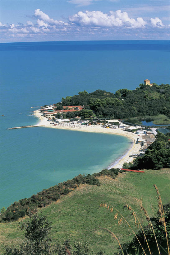 无人,竖图,俯视,航拍,室外,白天,海洋,意大利,欧洲,海岸线,云,草,风景,天空,自然,摄影,宁静,鸟瞰,地中海文化,意大利文化,波多诺伏,海滩,彩图,高角度拍摄