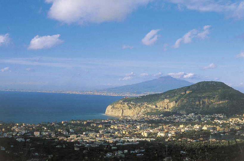 无人,横图,俯视,室外,白天,海洋,城市,建筑,意大利,欧洲,海岸线,悬崖,云,海湾,风景,天空,自然,摄影,宁静,地中海文化,意大利文化,坎帕尼亚,那不勒斯湾,索伦托,维苏威火山,彩图,高角度拍摄
