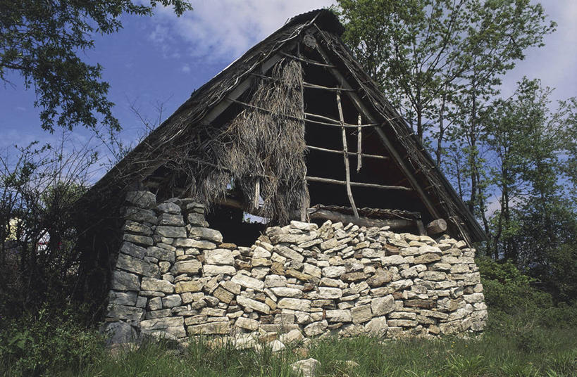 无人,横图,室外,白天,农业,建筑,意大利,欧洲,云,稻草,石墙,草,树,天空,自然,摄影,地中海文化,意大利文化,彩图,莫利塞