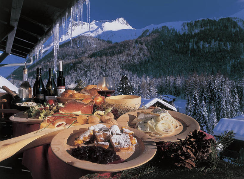 葡萄酒,无人,横图,室外,特写,白天,山,山脉,雪山,静物,意大利,欧洲,阴影,冰,山谷,酒类,饮食,酒,树,饮料,盘子,碗,摄影,生活方式,葡萄酒杯,地中海文化,南欧,意大利文化,健康食物,万里无云,意大利共和国,特伦蒂诺.上阿迪杰大区,彩图