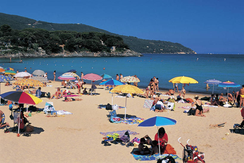 人群,横图,俯视,室外,白天,度假,海洋,山,城市,意大利,欧洲,阴影,朦胧,模糊,伞,沙子,雨伞,遮阳伞,岛,云,城镇,阳伞,天空,摄影,生活方式,太阳伞,地中海文化,意大利文化,托斯卡纳区,厄尔巴岛,海滩,休闲活动,彩图,高角度拍摄