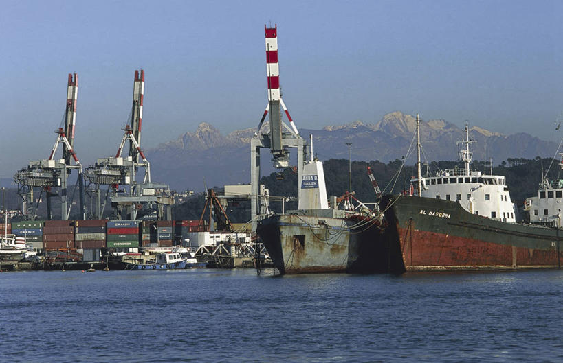 无人,码头,横图,室外,白天,海洋,山,港口,船,意大利,欧洲,停靠,堆叠,集装箱,货柜,蓝色,箱子,工业,运输,摄影,地中海文化,南欧,停泊,物流,意大利文化,万里无云,意大利共和国,利古里亚,利古里亚大区,彩图,摆渡口,埠头,渡口,渡头,港湾,海港,货运码头,口岸,商港,拉斯佩齐亚省