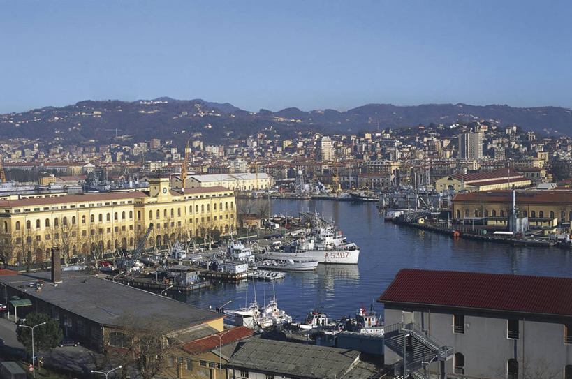 帆船,无人,横图,俯视,室外,白天,海洋,山,城市,建筑,船,意大利,欧洲,停靠,反射,交通工具,运输,摄影,地中海文化,南欧,停泊,载具,意大利文化,万里无云,意大利共和国,利古里亚,利古里亚大区,海滩,彩图,高角度拍摄,海港,拉斯佩齐亚省