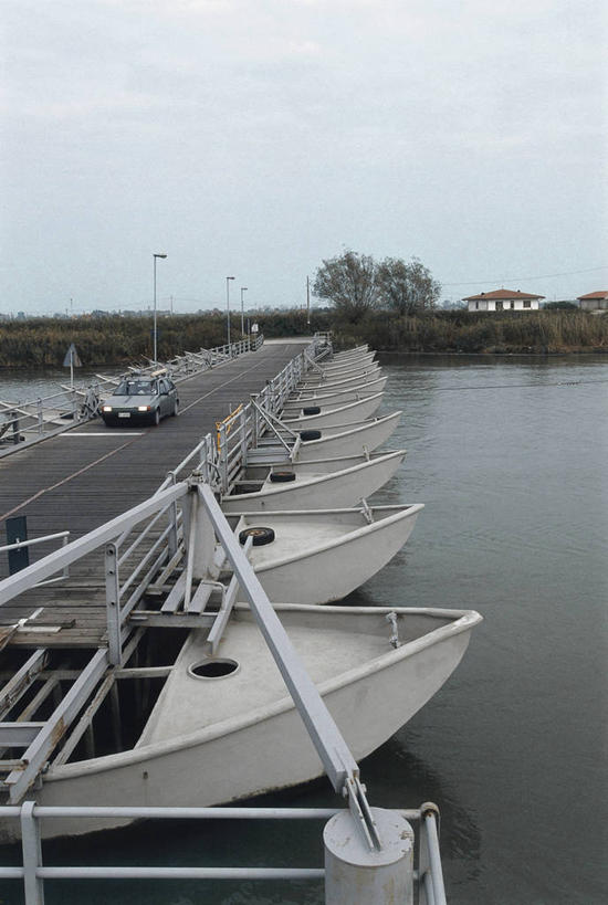 无人,竖图,俯视,室外,白天,河流,建筑,汽车,意大利,欧洲,云,桥,联系,车,树,天空,交通工具,运输,摄影,地中海文化,南欧,载具,意大利文化,意大利共和国,艾米利亚.罗马涅,艾米利亚.罗马涅大区,彩图,高角度拍摄,旅行,浮桥