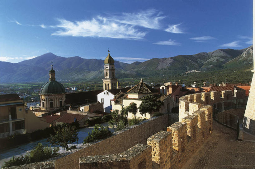 无人,横图,俯视,室外,白天,山,山脉,城市,建筑,意大利,欧洲,城堡,云,塔,尖顶,历史,树,天空,自然,摄影,圆顶建筑,地中海文化,意大利文化,彩图,高角度拍摄,莫利塞,过去