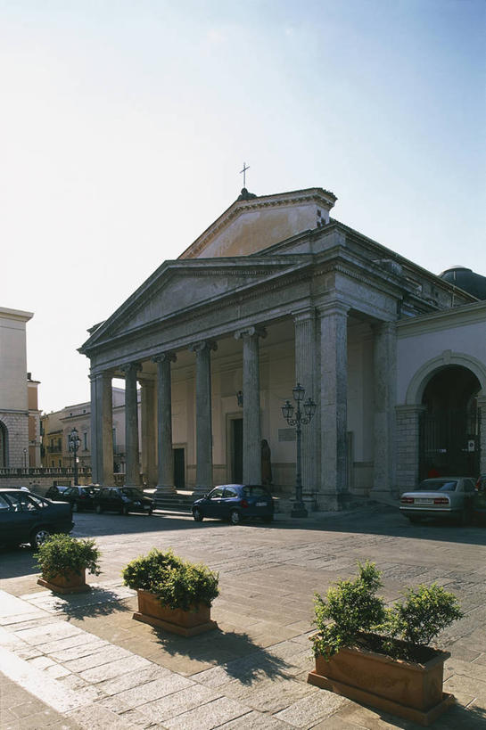 无人,教堂,竖图,室外,白天,仰视,城市,建筑,路灯,汽车,意大利,欧洲,阴影,十字架,柱子,庭院,拱门,车,天空,交通工具,运输,摄影,宗教,基督教,宗教建筑,地中海文化,载具,意大利文化,柱廊,灵性,彩图,低角度拍摄,大教堂,莫利塞