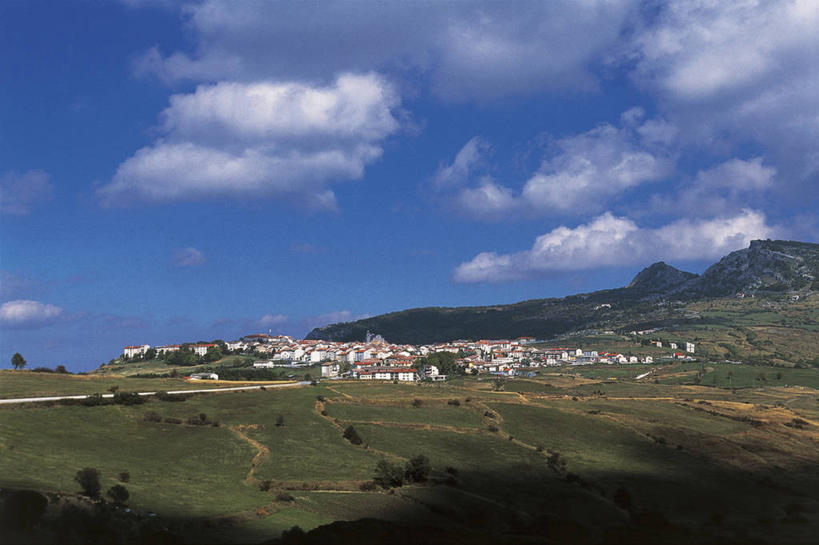 无人,横图,俯视,室外,白天,美景,山,建筑,意大利,欧洲,阴影,地平线,地形,景观,云,城镇,辽阔,地面,草,风景,天空,自然,广阔,景色,摄影,宁静,一望无际,地中海文化,自然风光,延伸,意大利文化,天地相交,无边无际,一马平川,彩图,高角度拍摄,莫利塞