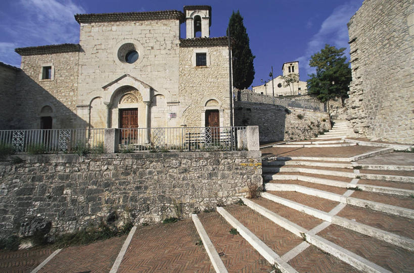 无人,教堂,栏杆,横图,室外,白天,仰视,楼梯,门,建筑,意大利,欧洲,云,石墙,树,天空,摄影,宗教,基督教,宗教建筑,地中海文化,意大利文化,灵性,彩图,低角度拍摄,莫利塞