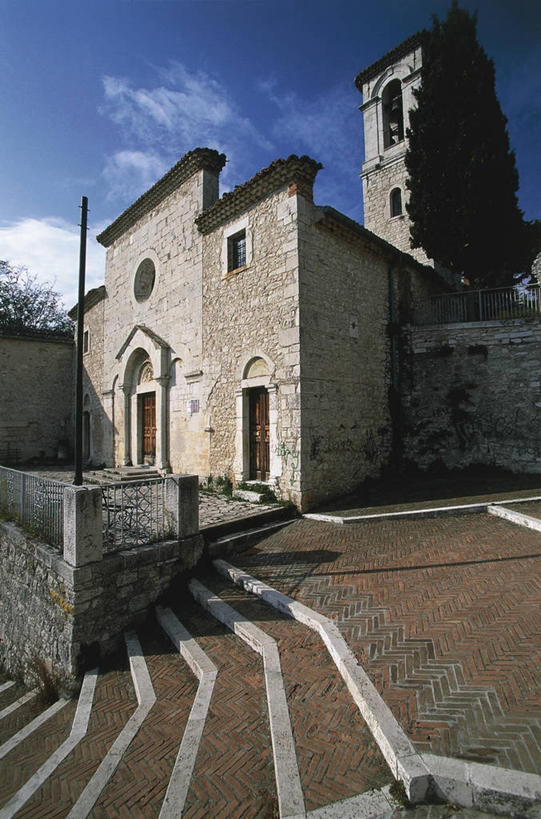 无人,教堂,栏杆,竖图,室外,白天,仰视,楼梯,建筑,意大利,欧洲,云,钟楼,石墙,树,天空,摄影,宗教,基督教,宗教建筑,地中海文化,意大利文化,灵性,彩图,低角度拍摄,莫利塞