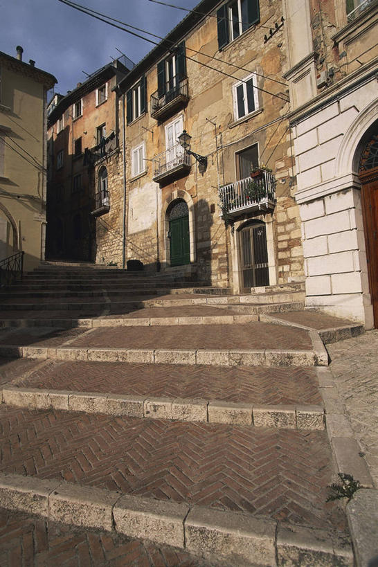 无人,竖图,室外,白天,仰视,楼梯,城市,建筑,意大利,欧洲,天空,电话线,摄影,地中海文化,意大利文化,彩图,低角度拍摄,莫利塞,电力线