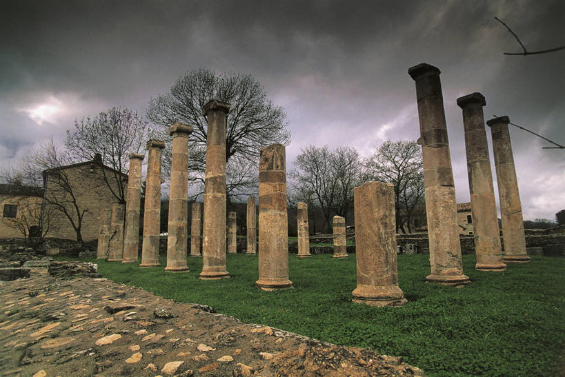 无人,教堂,横图,室外,白天,建筑,意大利,欧洲,柱子,地形,田地,乌云,云,历史,废墟,草,天空,摄影,宗教,基督教,地中海文化,意大利文化,灵性,彩图,莫利塞,过去