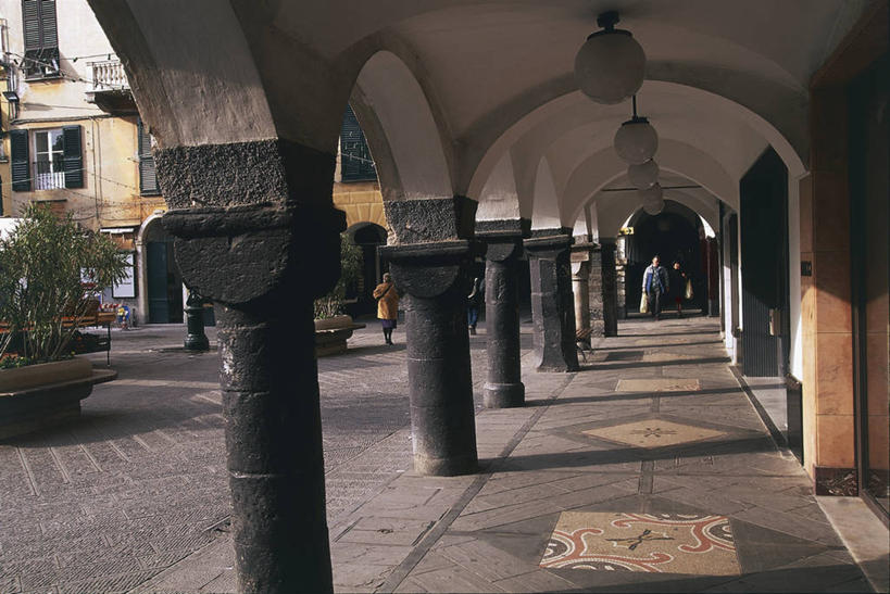 横图,室外,白天,建筑,意大利,欧洲,行人,游客,游人,朦胧,模糊,云,拱门,路人,旅客,废墟,草,树,天空,摄影,宁静,地中海文化,意大利文化,过客,彩图,莫利塞