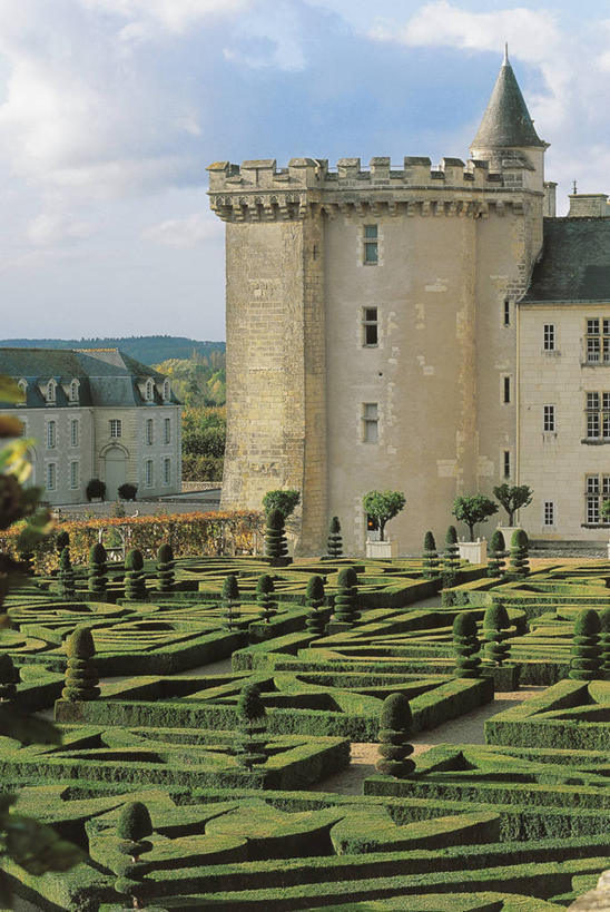 无人,竖图,俯视,室外,白天,游戏,植物,窗户,建筑,法国,欧洲,曲折,弯曲,城堡,云,玩,历史,娱乐,天空,休闲,益智,摄影,蜿蜒,庞大,活动,园林,复杂,国家公园,地中海文化,发泄,麻烦,消遣,智力,迷宫,问题,宣泄,策略,繁杂,树篱,玩耍,嬉戏,彩图,高角度拍摄,维朗德里,过去