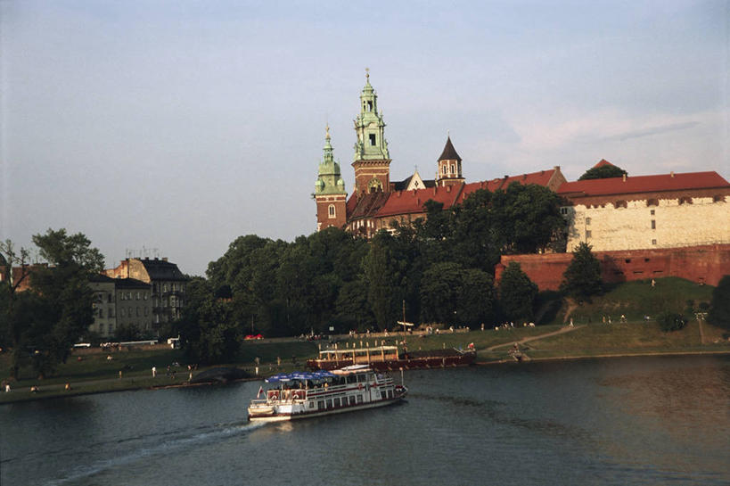 无人,码头,横图,室外,白天,度假,河流,山,城市,港口,建筑,船,欧洲,波兰,反射,城堡,历史,树,天空,自然,船尾波,地标建筑,运输,摄影,宗教,基督教,观光船,克拉科夫,维斯瓦河,小波兰省,彩图,旅行,摆渡口,埠头,渡口,渡头,港湾,海港,货运码头,口岸,商港,瓦维尔主教座堂,过去