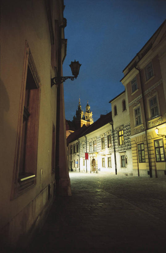 无人,竖图,室外,夜晚,城市,建筑,路,路灯,欧洲,波兰,房屋,灯,地标建筑,摄影,照亮,住房,万里无云,克拉科夫,小波兰省,彩图