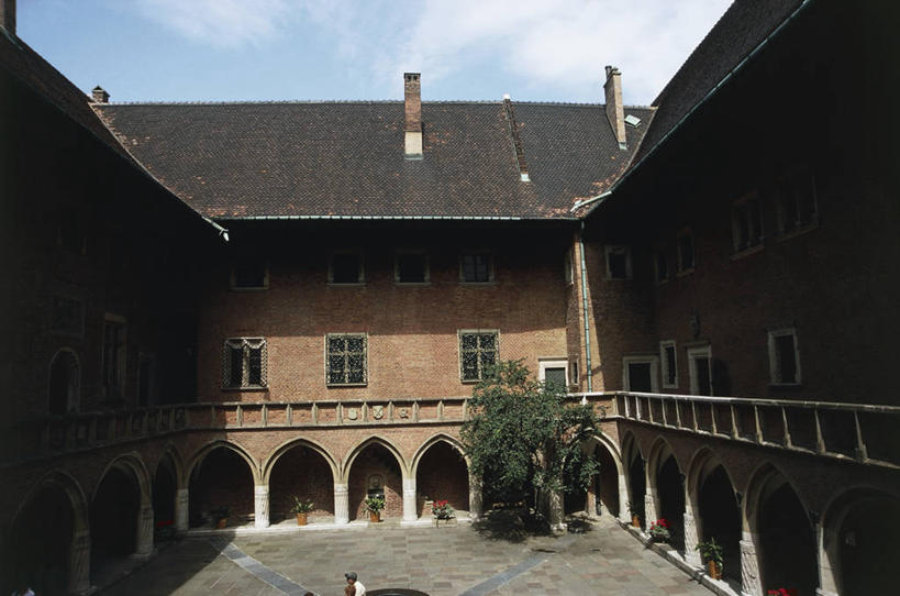 无人,横图,俯视,室外,白天,窗户,建筑,欧洲,波兰,阴影,柱子,庭院,拱门,教育,树,天空,摄影,拱廊,克拉科夫,小波兰省,彩图,高角度拍摄,大学