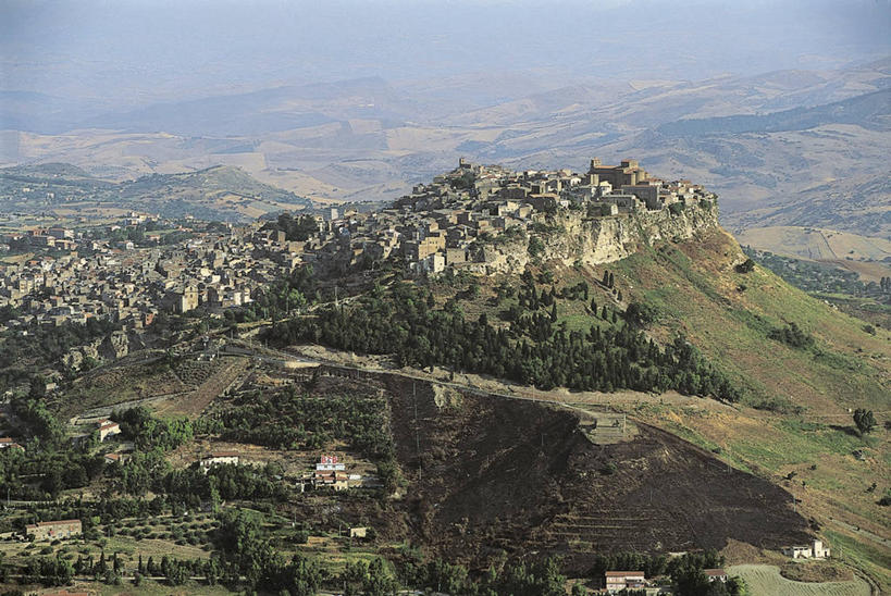 无人,横图,俯视,室外,白天,度假,美景,山,城市风光,城市,建筑,意大利,欧洲,房屋,景观,田地,娱乐,草,树,风景,自然,享受,休闲,景色,放松,摄影,住房,西西里,地中海文化,自然风光,意大利文化,恩纳省,自然地理,彩图,高角度拍摄