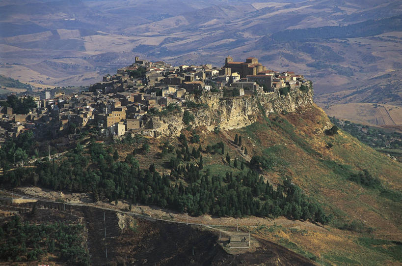 无人,横图,俯视,室外,白天,度假,美景,森林,山,城市风光,城市,建筑,意大利,欧洲,房屋,地形,景观,娱乐,草,树,风景,自然,享受,休闲,景色,放松,摄影,住房,西西里,地中海文化,自然风光,意大利文化,恩纳省,彩图,高角度拍摄