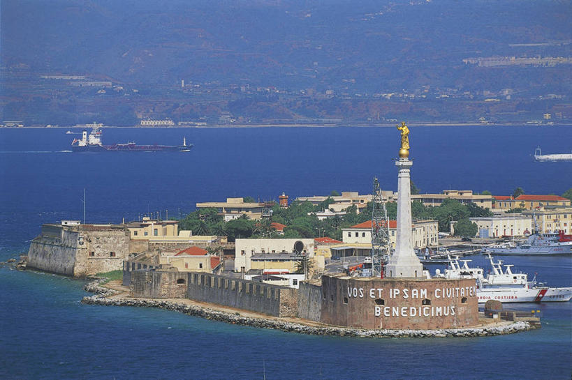 无人,横图,室外,白天,海洋,城市,建筑,船,雕塑,意大利,欧洲,雕像,文字,首都,历史,树,运输,摄影,英文字母,西西里,要塞,地中海文化,南欧,意大利文化,意大利共和国,西西里岛,墨西拿,大写字母,海滩,彩图,墨西拿省,过去