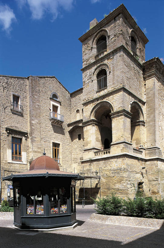 无人,教堂,竖图,室外,白天,仰视,建筑,意大利,欧洲,阴影,庭院,云,拱门,天空,摄影,宗教,基督教,西西里,圆顶建筑,宗教建筑,地中海文化,意大利文化,灵性,恩纳省,彩图,低角度拍摄