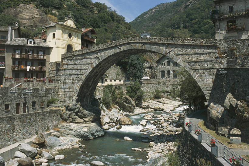 无人,横图,室外,白天,河流,山,建筑,意大利,欧洲,阴影,拱门,山谷,联系,拱桥,树,天空,摄影,地中海文化,意大利文化,罗马桥,彩图