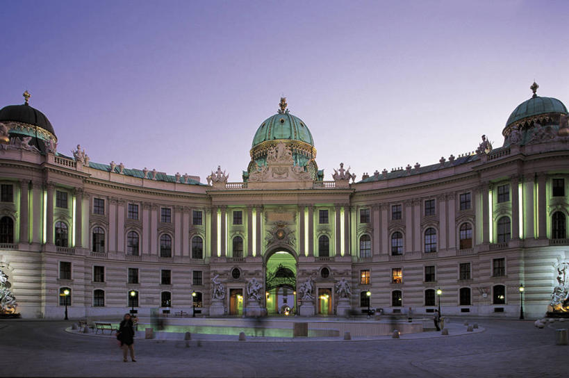 一个人,宫殿,站,横图,室外,度假,城市,建筑,奥地利,欧洲,维也纳,行人,游客,游人,朦胧,模糊,柱子,拱门,首都,路人,旅客,背面,黄昏,地标建筑,财富,摄影,照亮,政府大楼,圆顶建筑,华贵,政府,霍夫堡宫,过客,彩图,旅行