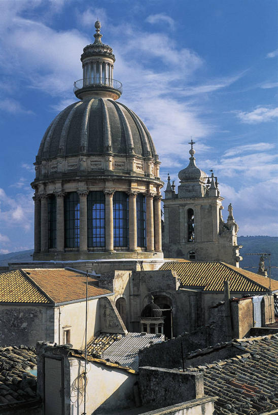 无人,竖图,室外,白天,海洋,建筑,意大利,欧洲,阴影,柱子,屋顶,云,城镇,拱门,穹顶,天空,摄影,宗教,基督教,西西里,圆顶建筑,地中海文化,意大利文化,拉古萨,灵性,彩图,大教堂