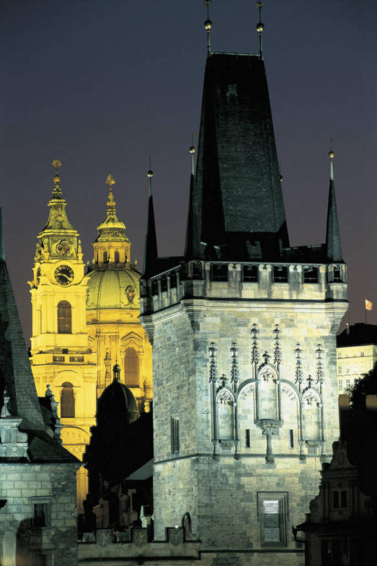 无人,广场,教堂,竖图,室外,夜晚,城市,建筑,欧洲,捷克,拱门,塔,尖顶,首都,历史,钟塔,天空,地标建筑,摄影,宗教,照亮,基督教,圆顶建筑,宗教建筑,中欧,捷克共和国,万里无云,波西米亚,布拉格,查理大桥,圣尼古拉教堂,灵性,彩图,过去