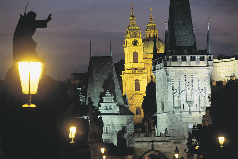 无人,教堂,横图,室外,夜晚,城市,建筑,路灯,雕塑,欧洲,捷克,雕像,云,塔,尖顶,首都,钟塔,天空,地标建筑,摄影,宗教,照亮,基督教,圆顶建筑,宗教建筑,中欧,捷克共和国,波西米亚,布拉格,查理大桥,圣尼古拉教堂,灵性,彩图