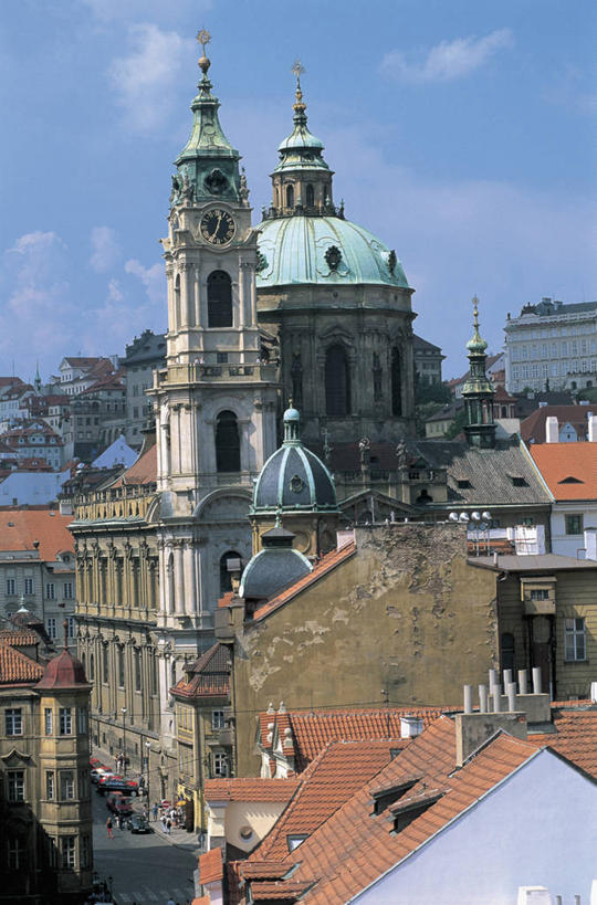 无人,教堂,竖图,室外,白天,城市,建筑,欧洲,捷克,云,尖顶,首都,钟塔,天空,地标建筑,摄影,宗教,基督教,圆顶建筑,宗教建筑,中欧,捷克共和国,波西米亚,布拉格,圣尼古拉教堂,灵性,彩图