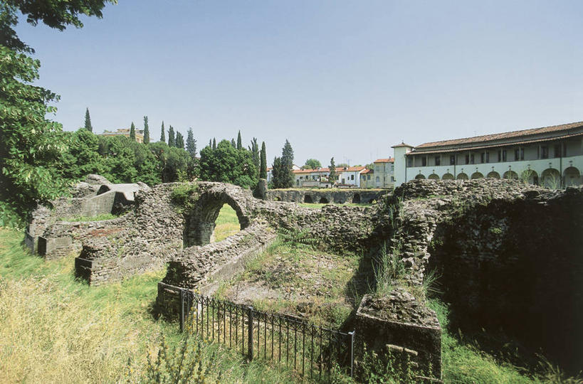 无人,栏杆,横图,室外,白天,建筑,意大利,欧洲,拱门,历史,废墟,草,树,摄影,考古学,地中海文化,意大利文化,托斯卡纳区,万里无云,古代文明,圆形剧场,彩图,阿雷佐,过去