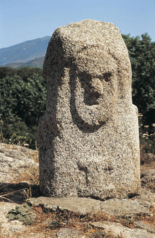 无人,竖图,室外,特写,白天,山,雕塑,法国,欧洲,标志,符号,历史,标识,树,蓝色,地标建筑,摄影,考古学,科西嘉,地中海文化,记忆,法国文化,万里无云,性别符号,古代文明,南科西嘉,彩图,石器时代,男性符号,过去