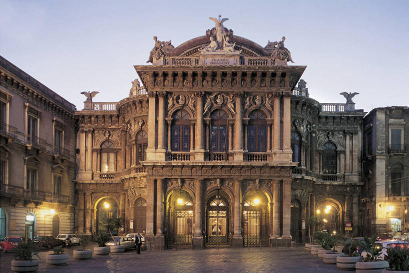 无人,横图,室外,夜晚,城市,建筑,雕塑,意大利,欧洲,雕像,柱子,城镇,拱门,歌剧院,音乐,摄影,照亮,西西里,地中海文化,意大利文化,万里无云,卡塔尼亚,彩图