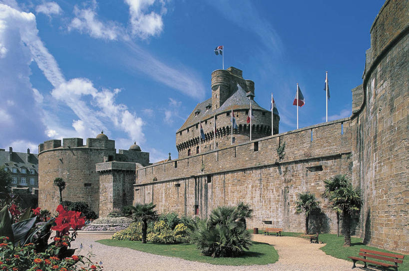 无人,横图,室外,白天,建筑,旗帜,法国,欧洲,墙,云,历史,树,天空,摄影,保护,布列塔尼,圣马洛,要塞,地中海文化,身份,爱国主义,彩图,过去