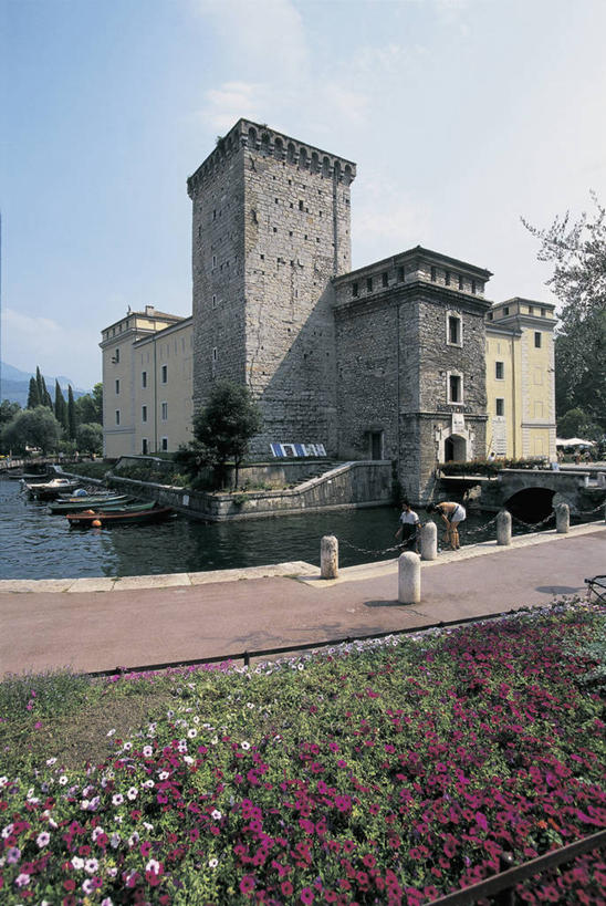 无人,竖图,室外,白天,湖,建筑,船,意大利,欧洲,云,历史,树,天空,运输,摄影,要塞,地中海文化,南欧,意大利文化,意大利共和国,加尔达湖,特伦蒂诺.上阿迪杰大区,彩图,过去